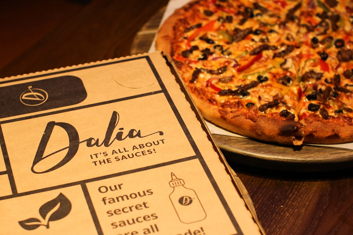 Dalia pizza box with fresh meat pizza